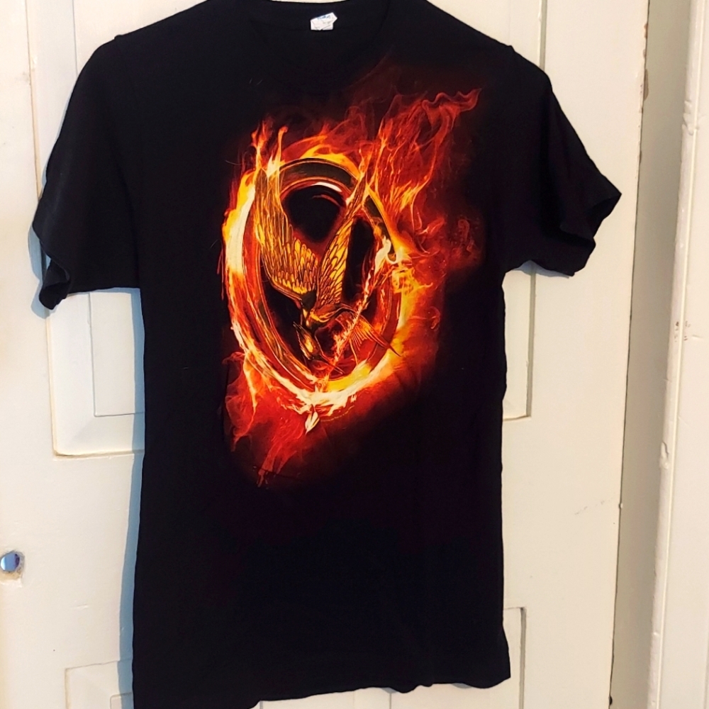 Vintage Hunger Games: Catching Fire Tshirt 🔥